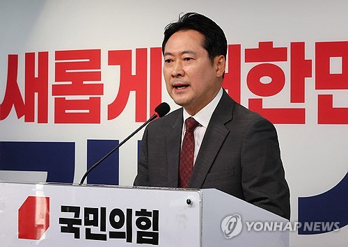 국민의힘 장동혁 선대위 상황실장이 1일 서울 여의도 중앙당사에서 긴급 현안 기자회견을 열고 민주당의 '댓글 공작' 의혹 등 제기와 관련해 반박하고 있다.    [연합뉴스]